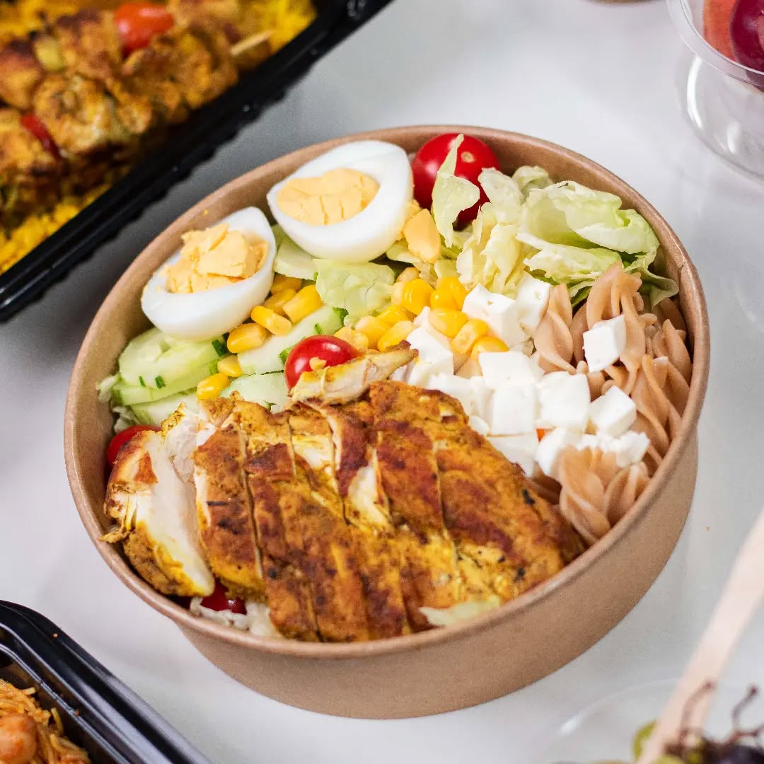 Bol de salade saine et colorée